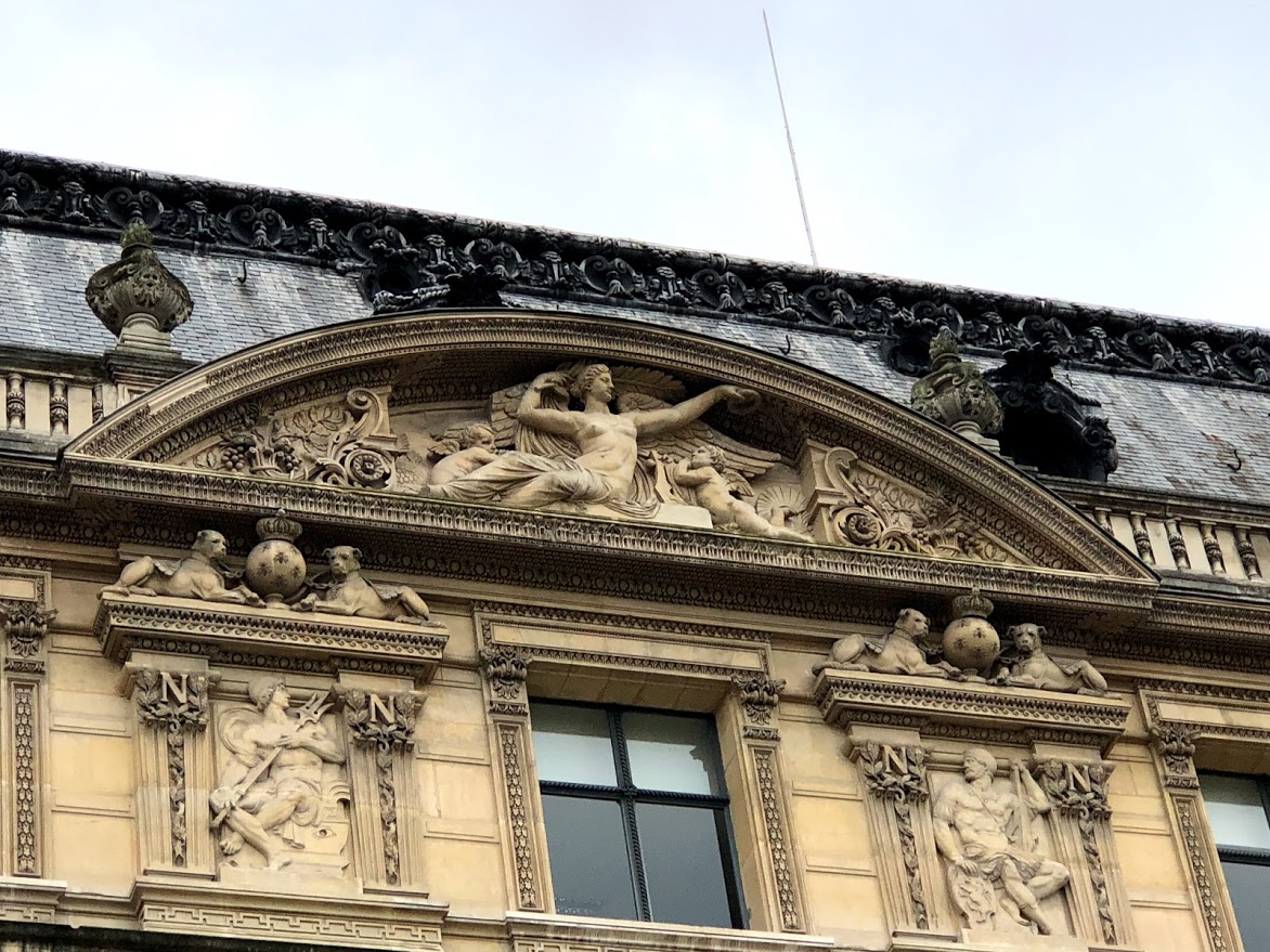 Louvre fachada