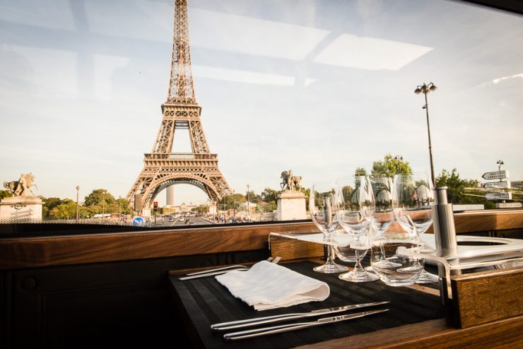 O Bustronome é uma Maneira agradável de descobrir a culinária e os vinhos da capital francesa enquanto visita os monumentos mais bonitos de Paris.
