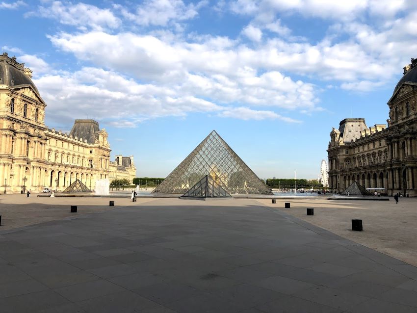 Pátio chamado Carrossel onde encontra-se a Pirâmide do Louvre