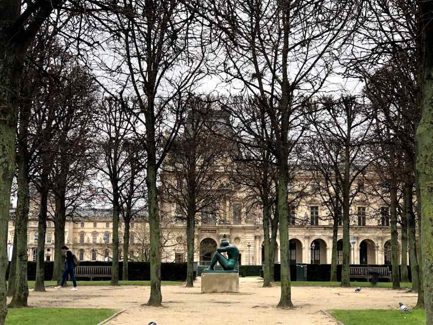 Vista exterior do Louvre e obra em bronze A Noite de Aristide Maillol