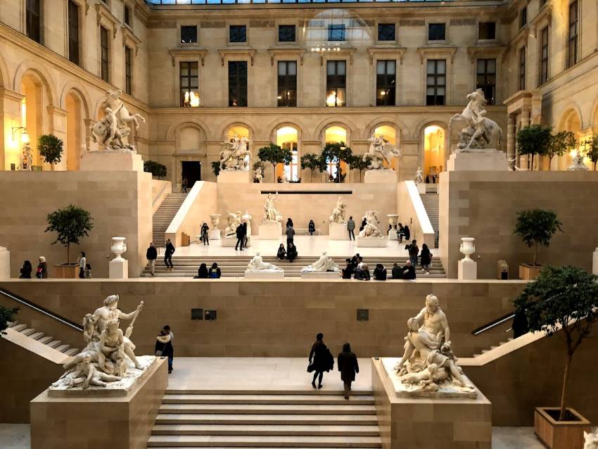 Pátio Puget, interior do Louvre, esculturas do 17° ao 19° séculos