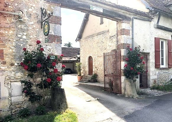Provins perto de Paris Comércios e residências se enfeitam com rosas