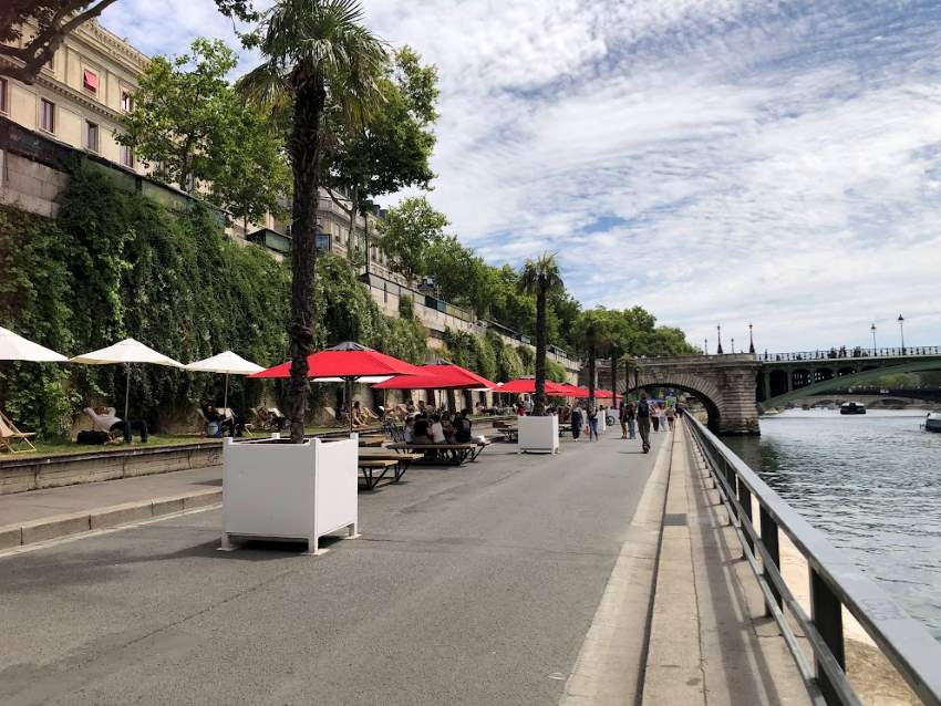 Espreguicadeiras-vermelhas-Paris-Plage