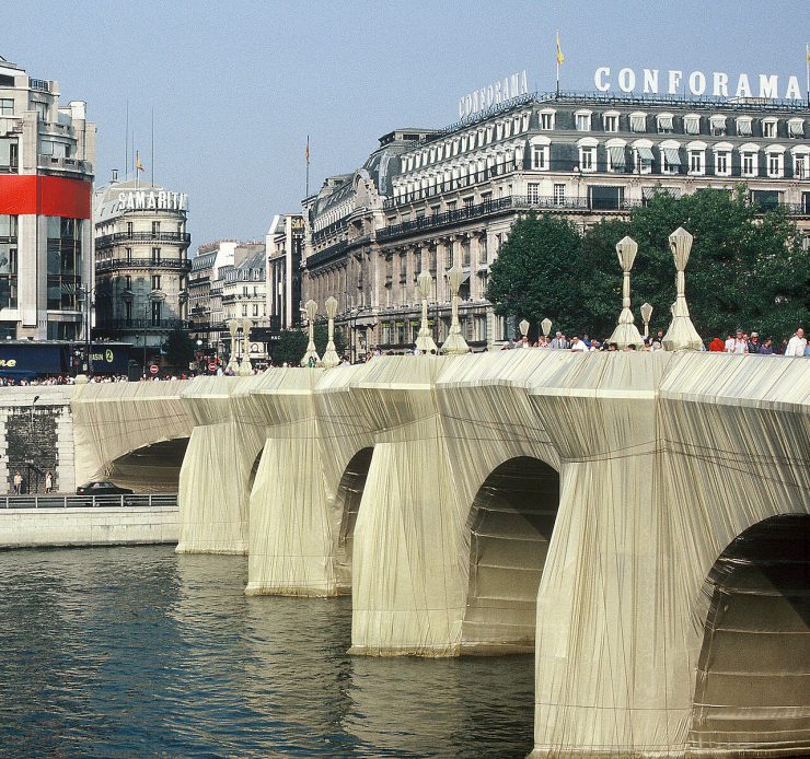 Pont Neuf embalada pelo artista Christo em 1985. Neste momento ele refaz uma nova embalagem