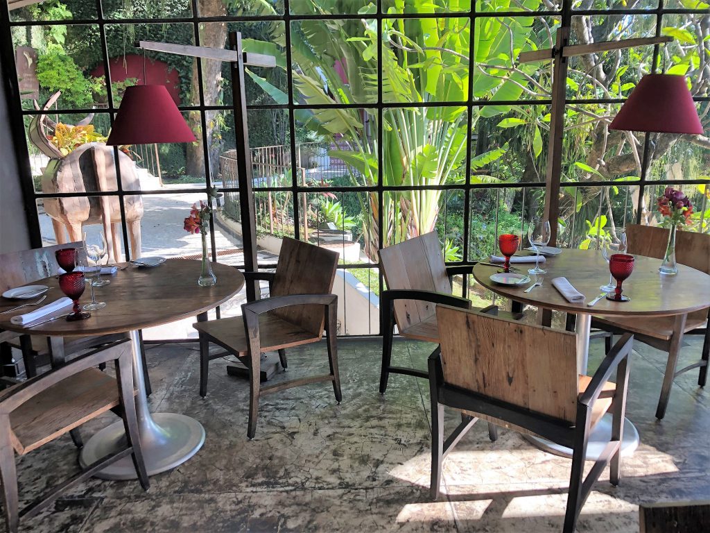 Accor investe em sustentabilidade: mesas do restaurante Térèze, no Santa Teresa Hotel Rio de Janeiro MGallery