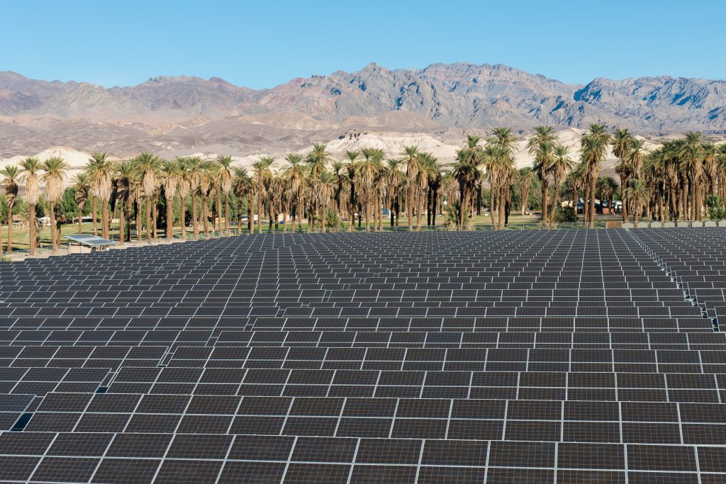 Painéis de energia solar no Oasis at Death Valley, Vale da Morte, Califórnia