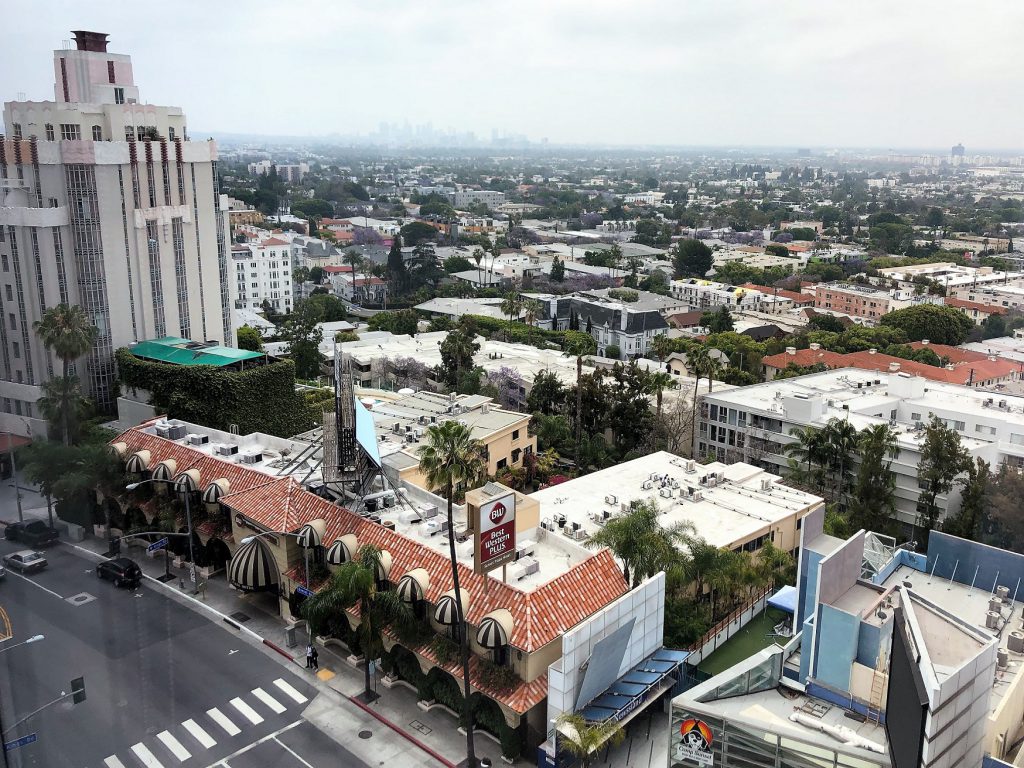 Sunset Tower (à esquerda) e BW Plus Sunset Plaza vistos do Andaz West Hollywood, hotel em Los Angeles