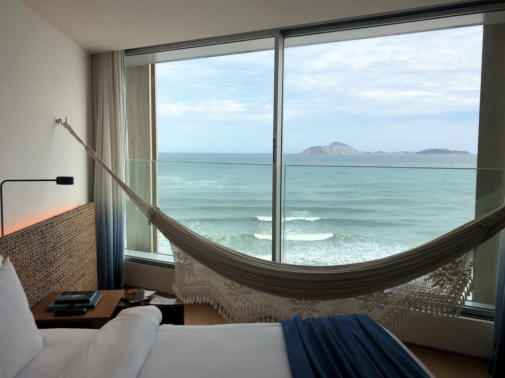 Quarto com rede e vista para o mar no Hotel Arpoador, no Rio de Janeiro 