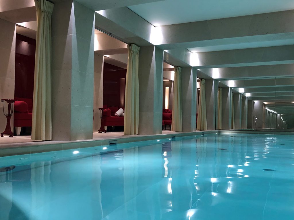 Melhores hotéis de 2019: a piscina do premiado hotel La Réserve Paris