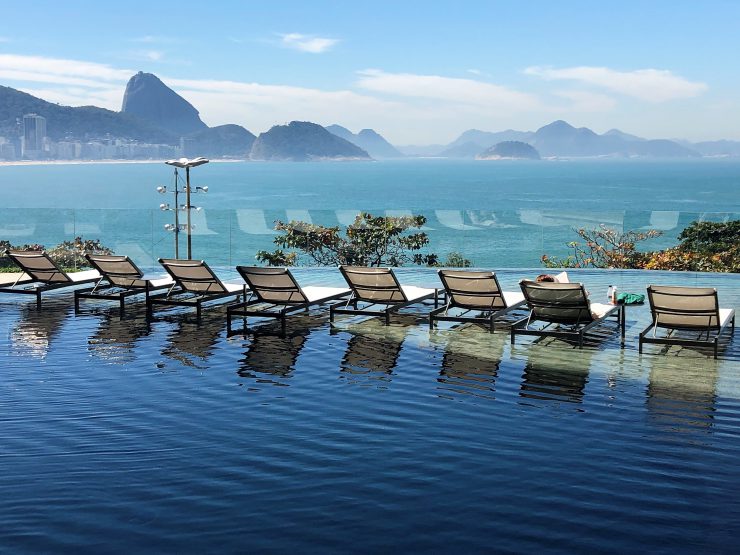Piscina do hotel de luxo Fairmont Rio de Janeiro, com vista para a Praia de Copacabana e o Pão de Açúcar | Foto de Carla Lencastre