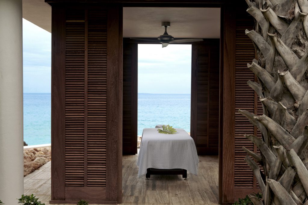Piscina hotel pandemia covid-19: cabana de spa ao ar livre e com vista para o Caribe no Four Seasons Anguilla 