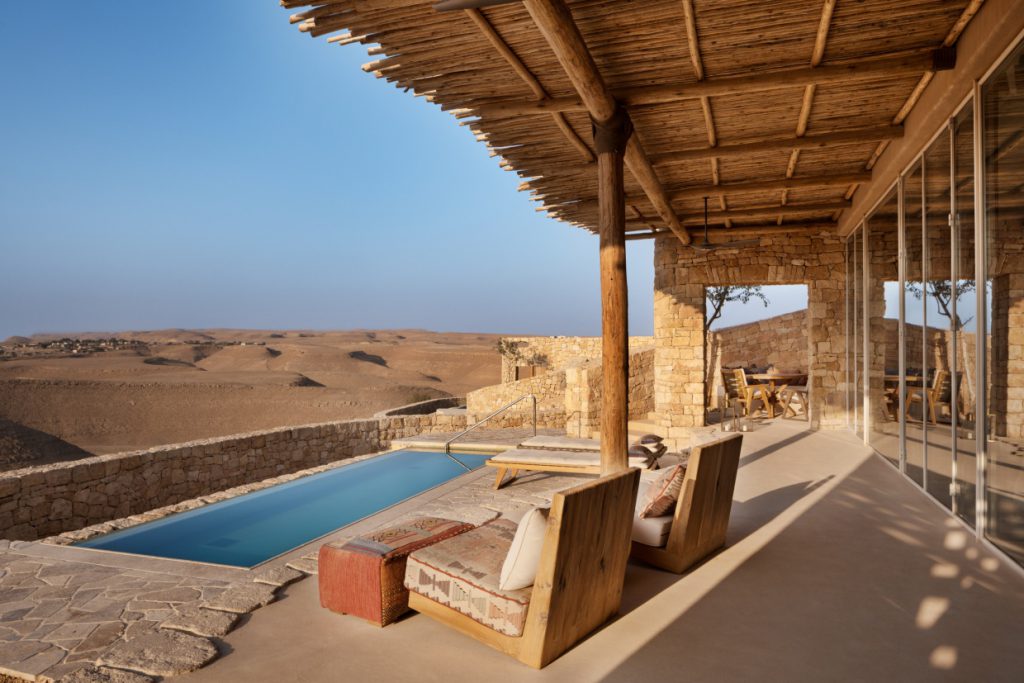 Hotelaria de luxo na era covid-19: piscina em um dos quartos do novo Six Senses Shaharut, no Deserto de Negev, em Israel 