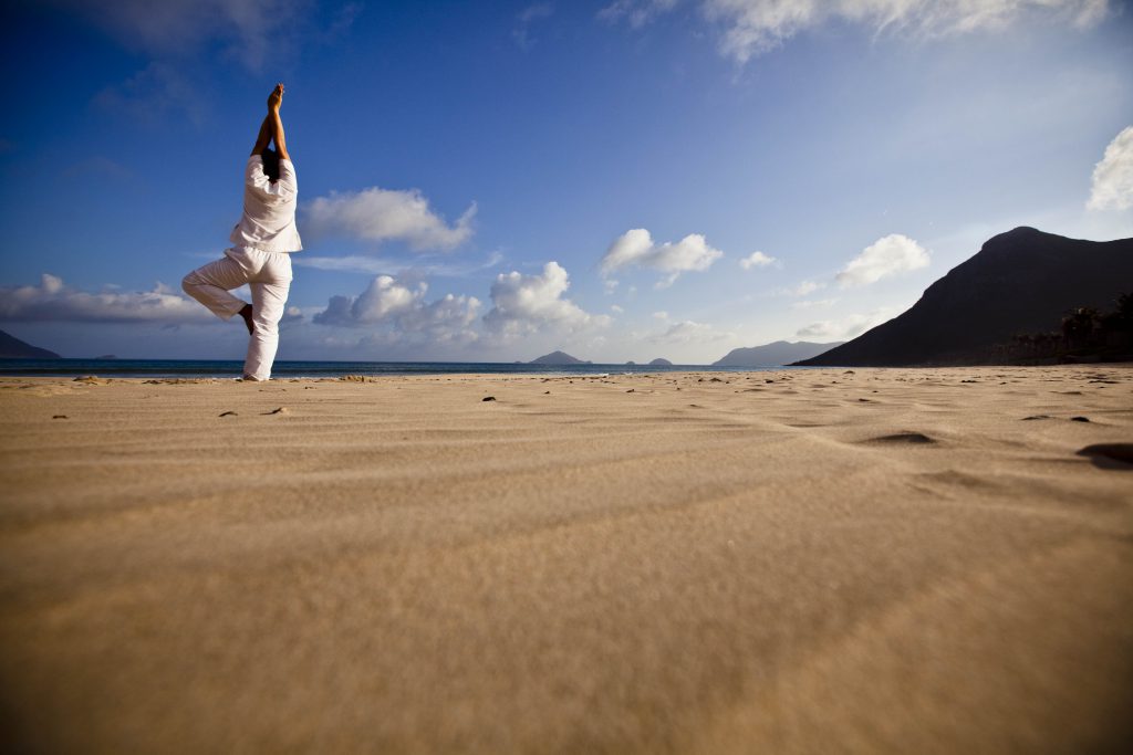 Piscina hotel pandemia covid-19: yoga na praia no Six Senses Con Dao, no Vietnã