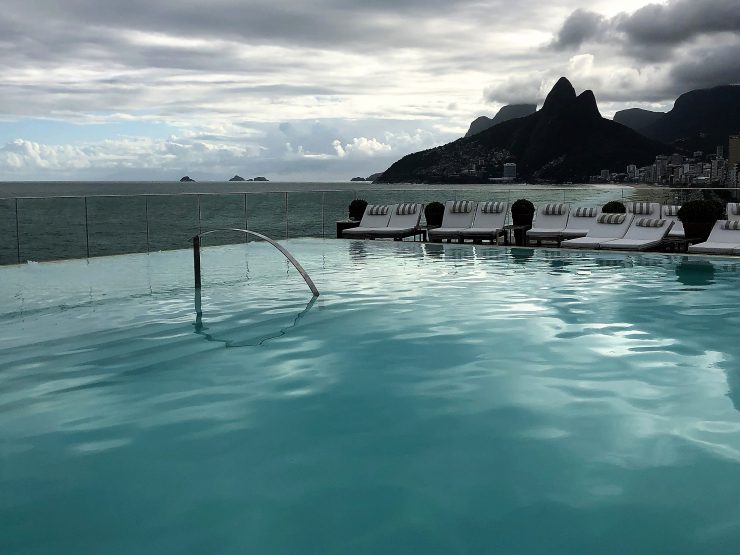 A piscina do Fasano Rio com vista para o Morro Dois Irmãos