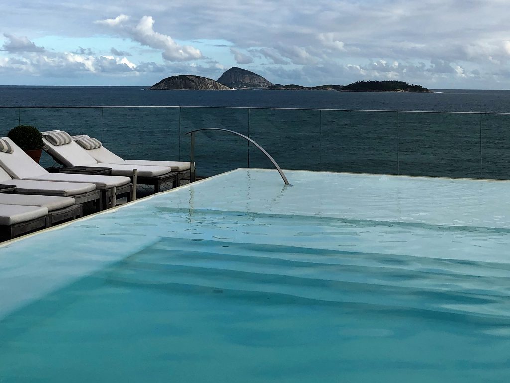 Como estão funcionando os hotéis do Rio durante a pandemia: a piscina do Fasano Rio com vista para as Ilhas Cagarras não pode ser usada