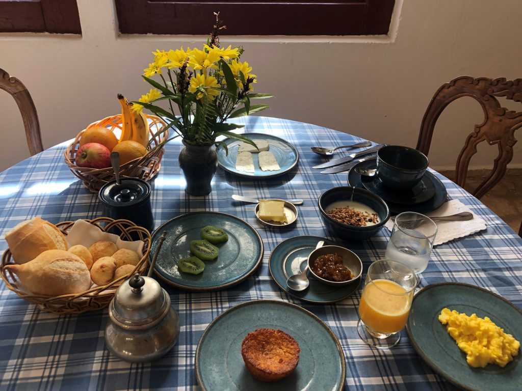 Pequenas porções à mesa na pousada Solar da Ponte, em Tiradentes | Foto de Carla Lencastre