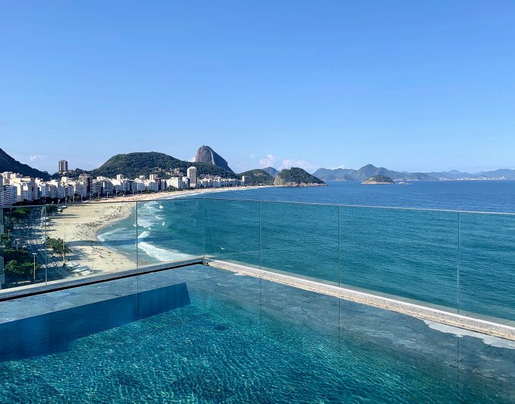 Praia de Copacabana vista da piscina do hotel Miramar