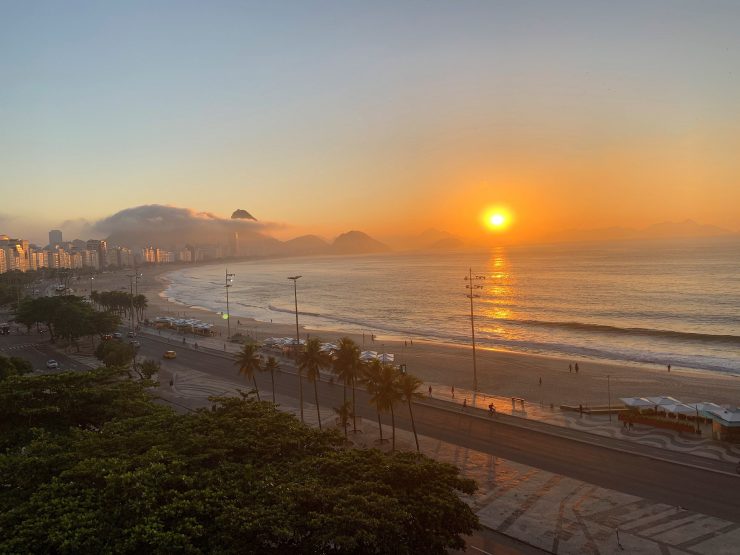 Nascer do sol visto do hotel Selina Copacabana