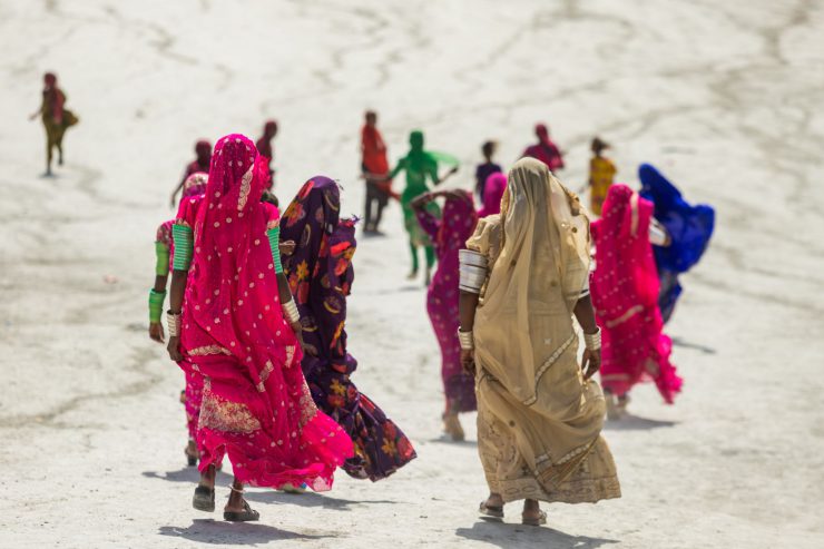 mulheres hindus peregrinando