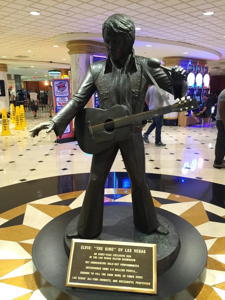 A estátua de Elvis Presley