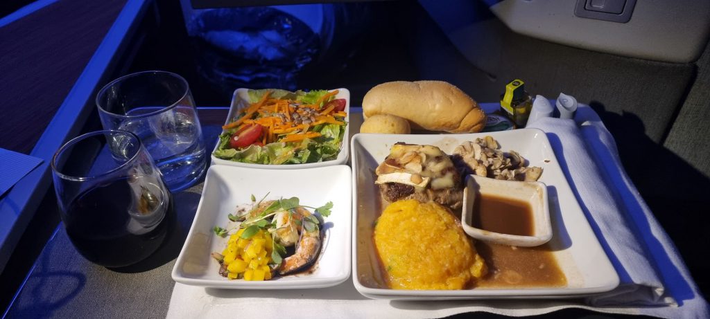 Entrada, salada e prato principal são servidos juntos, o que agiliza o serviço da American Airlines.